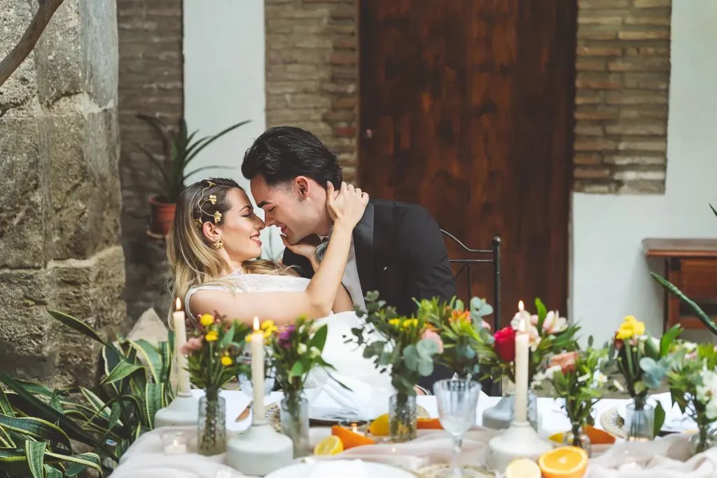 Abrazo lleno de emoción entre los novios durante la boda