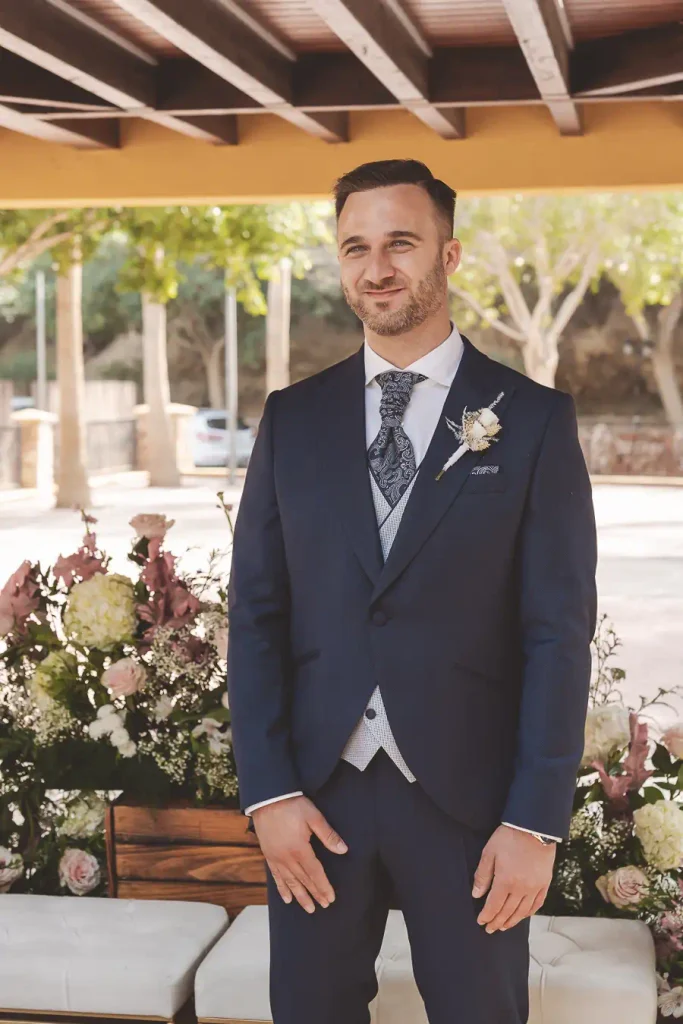 Novio esperando en Finca el Recreo Almeria