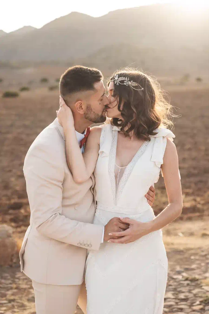 Detalle de los novios en cabo de gata, dándose un beso justo después de la ceremonia