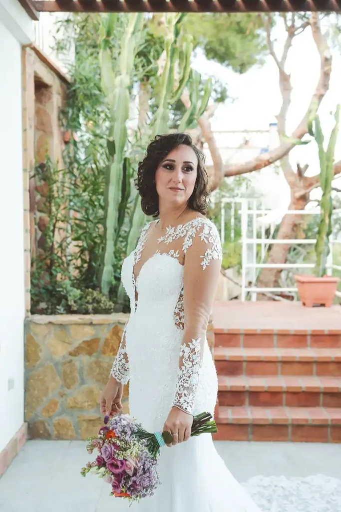 Yasmina esperando para salir para ceremonia en finca la hacienda