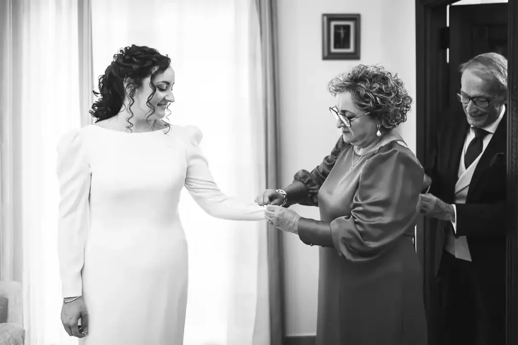 Paqui con sus padres durante los preparativos