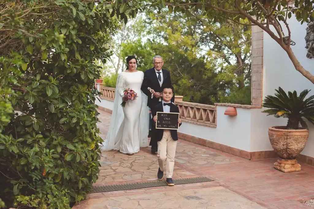 Entrada de Paqui a la ceremonia de boda en Mojácar con su sobrino