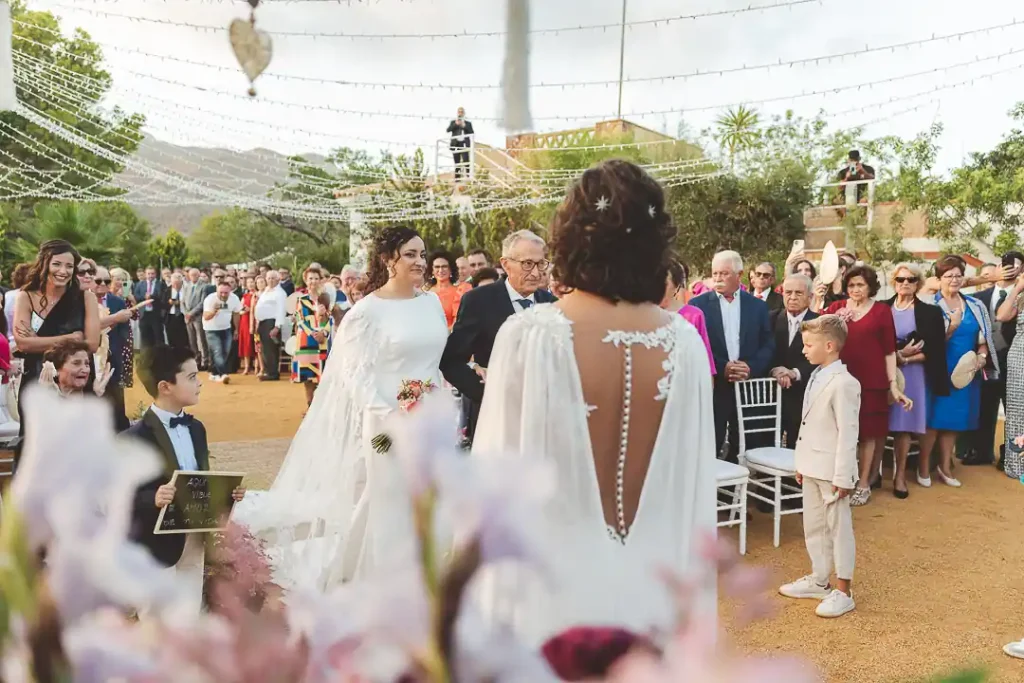 Entrada de Paqui a la ceremonia de boda en Mojácar.