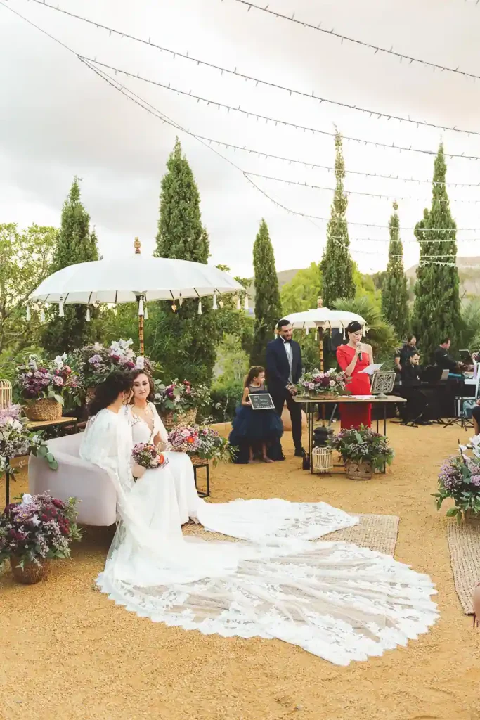 miradas complices de la pareja durante la boda