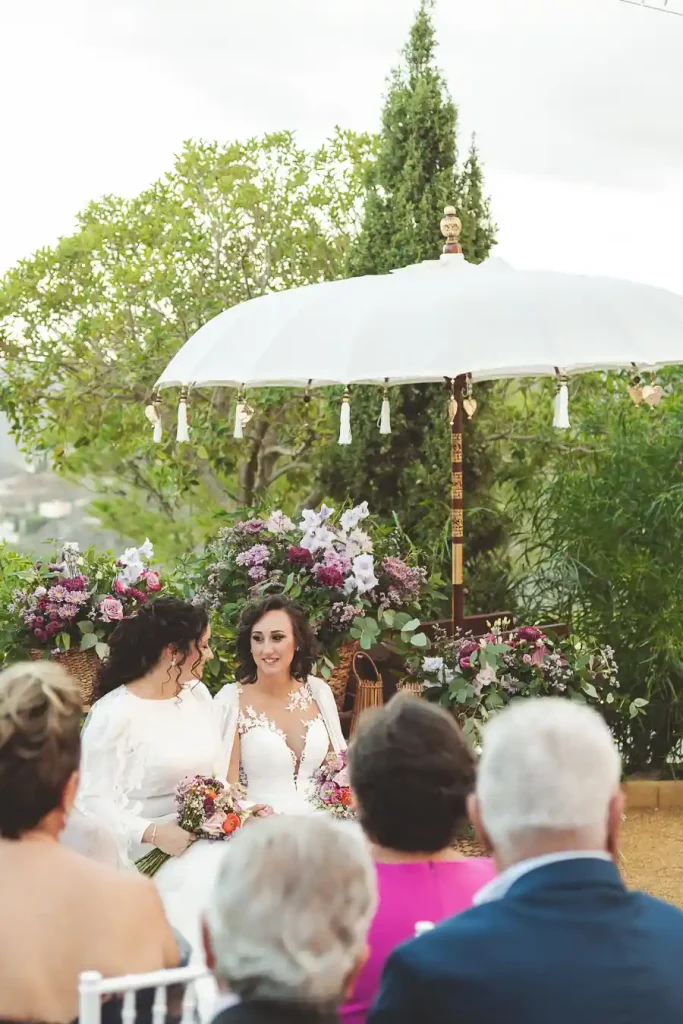 Risas entre las novias en plena ceremonia de boda.