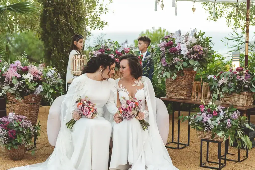 Mirada cómplice entre Paqui y Yasmina durante la ceremonia.