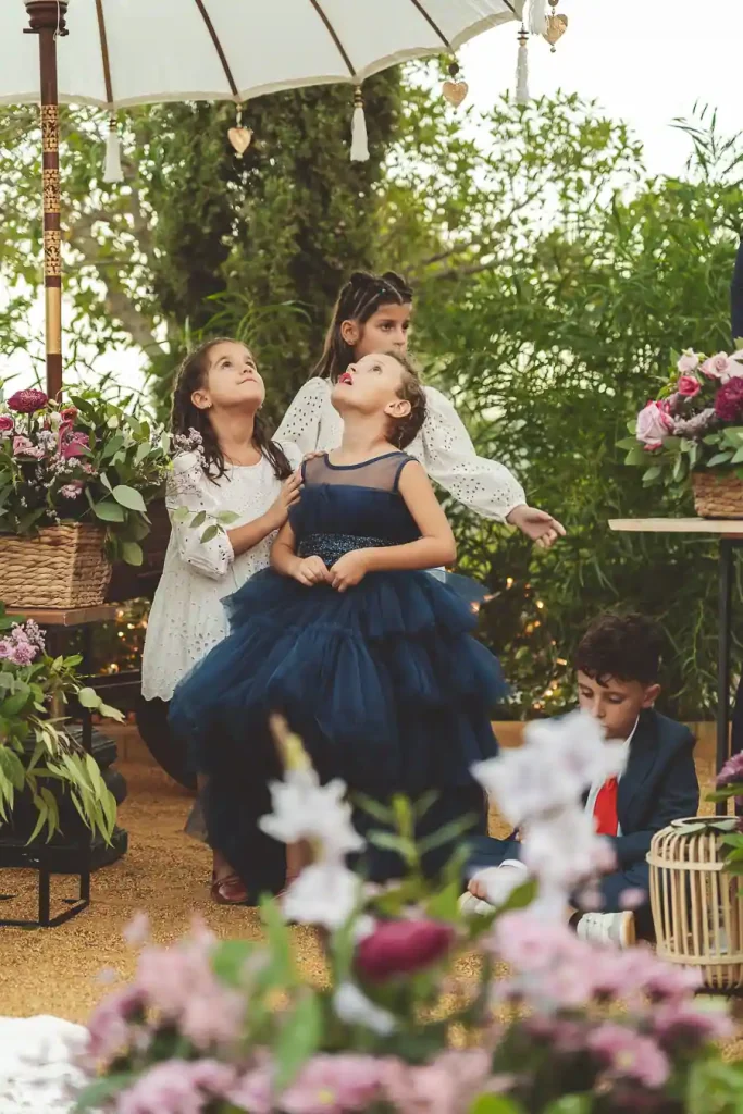 niños disfrutando drante la ceremonia