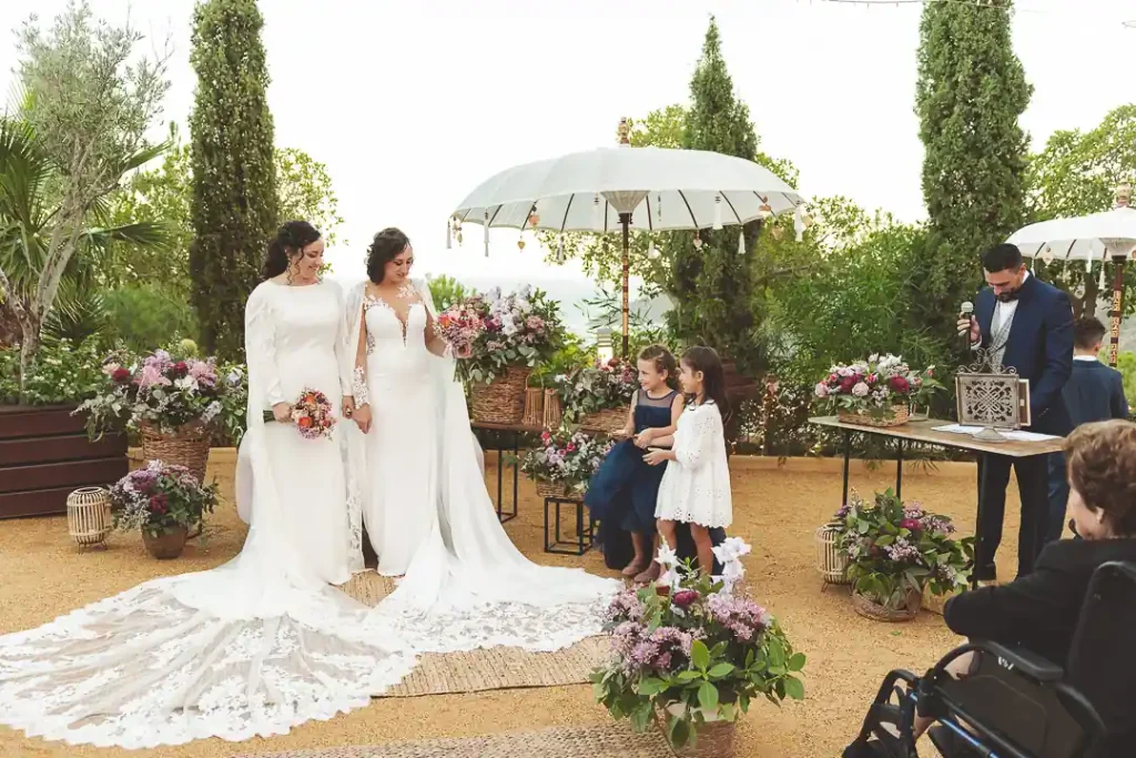 Mirada cómplice entre Paqui y Yasmina durante la ceremonia