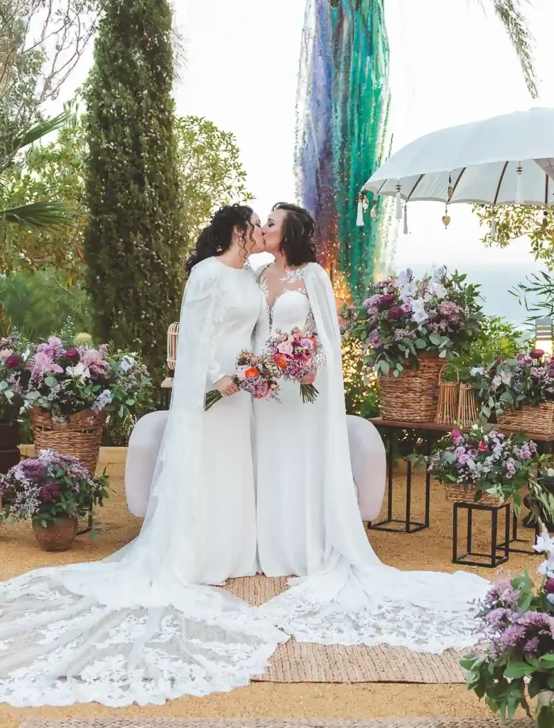 Novias dandose el primer beso con humo de coolores detras