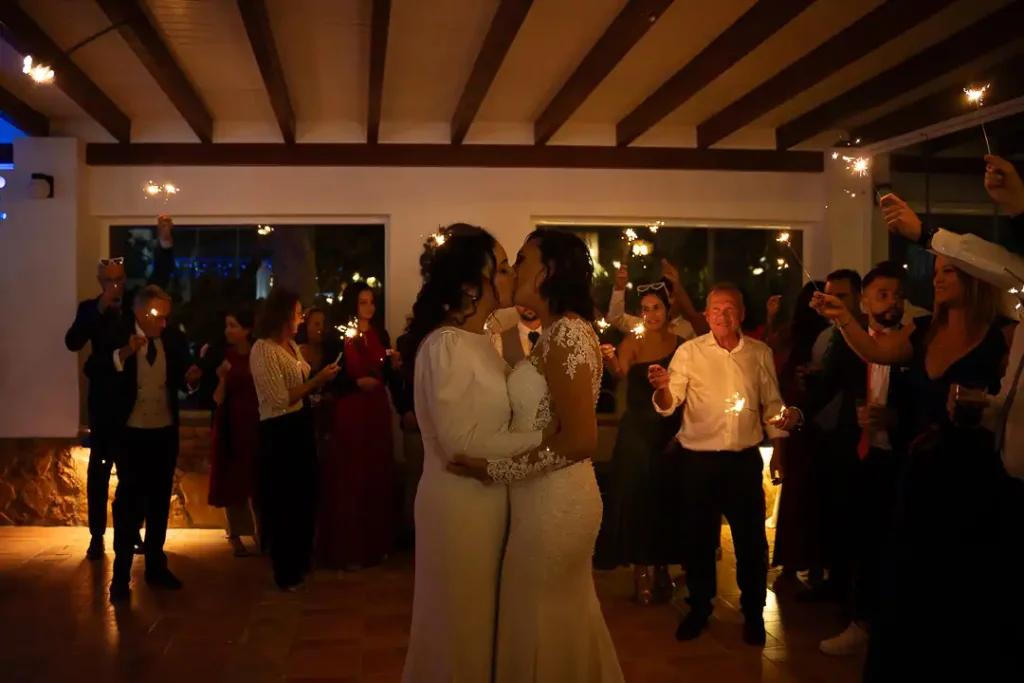 Novias iluminadas con vengalas en finca la hacienda