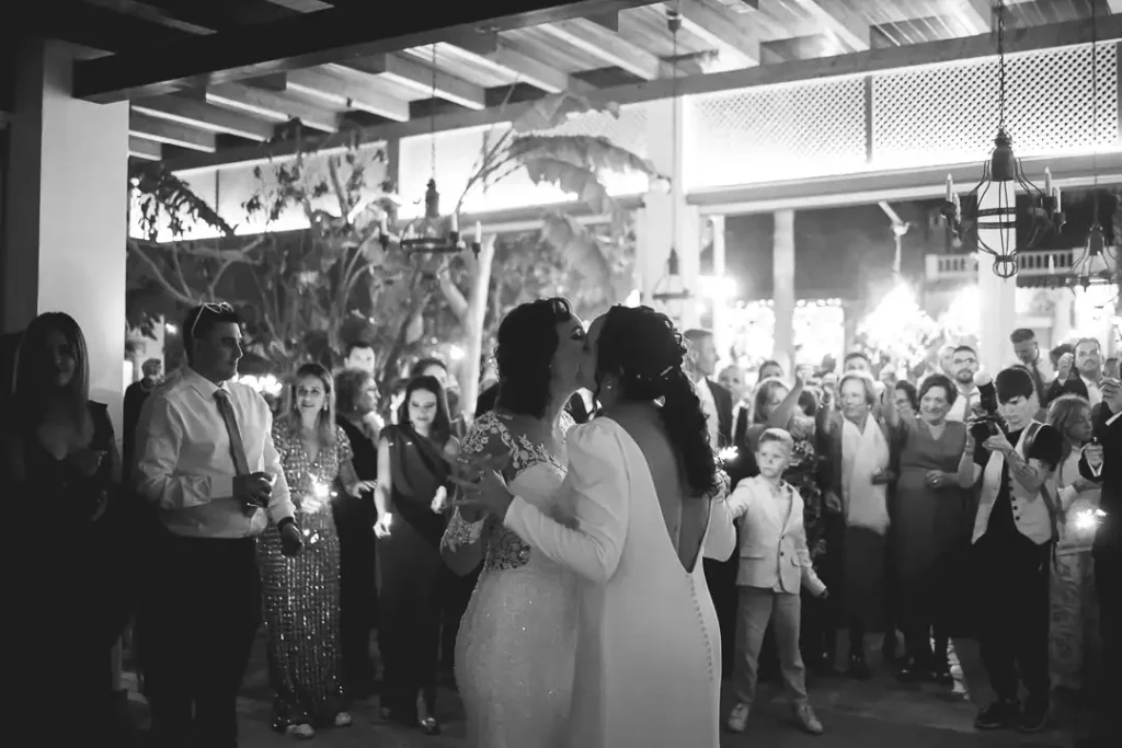 beso durante el primer baile en finca la hacienda en mojacar