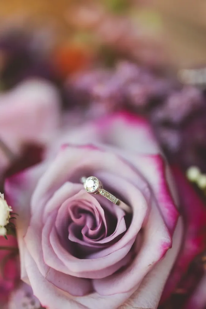 anillo de paqui en su ramo de novia