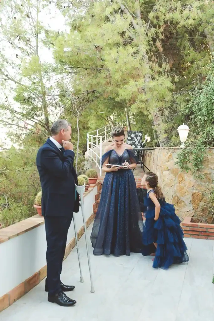 Familia de Yasmina esperando para salir para la ceremonia