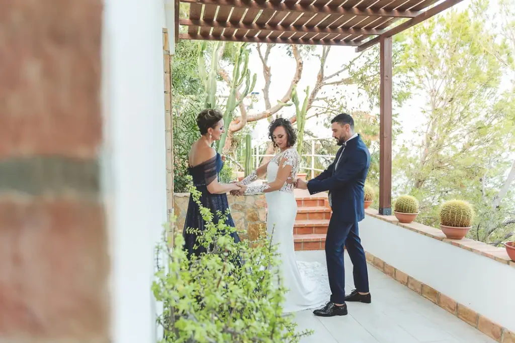 Yasmina con su cuñada y su hermano terminando de prepararse