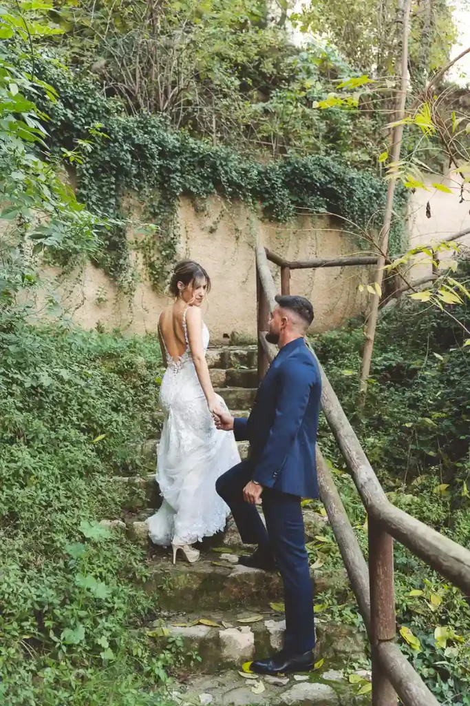 Postboda en el Castillo de Vélez-Blanco – pareja caminando entre vegetación