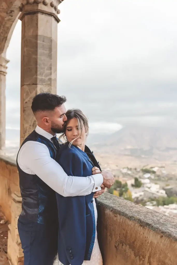 Pareja abrazada con paisaje de Vélez-Blanco – postboda