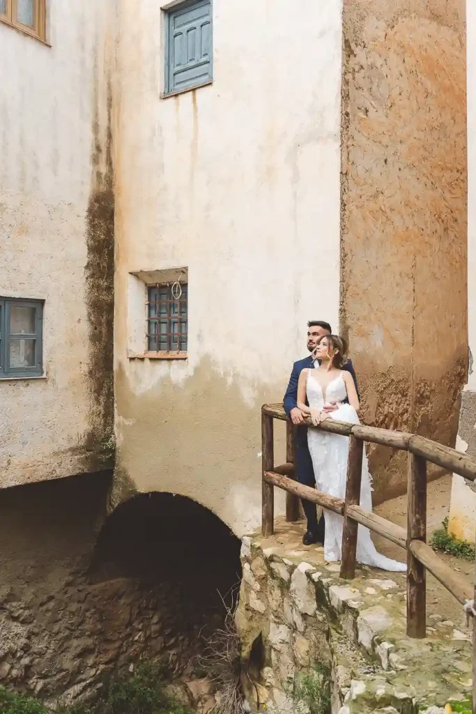 Postboda en Vélez-Blanco – los novios cruzando un puente de piedra