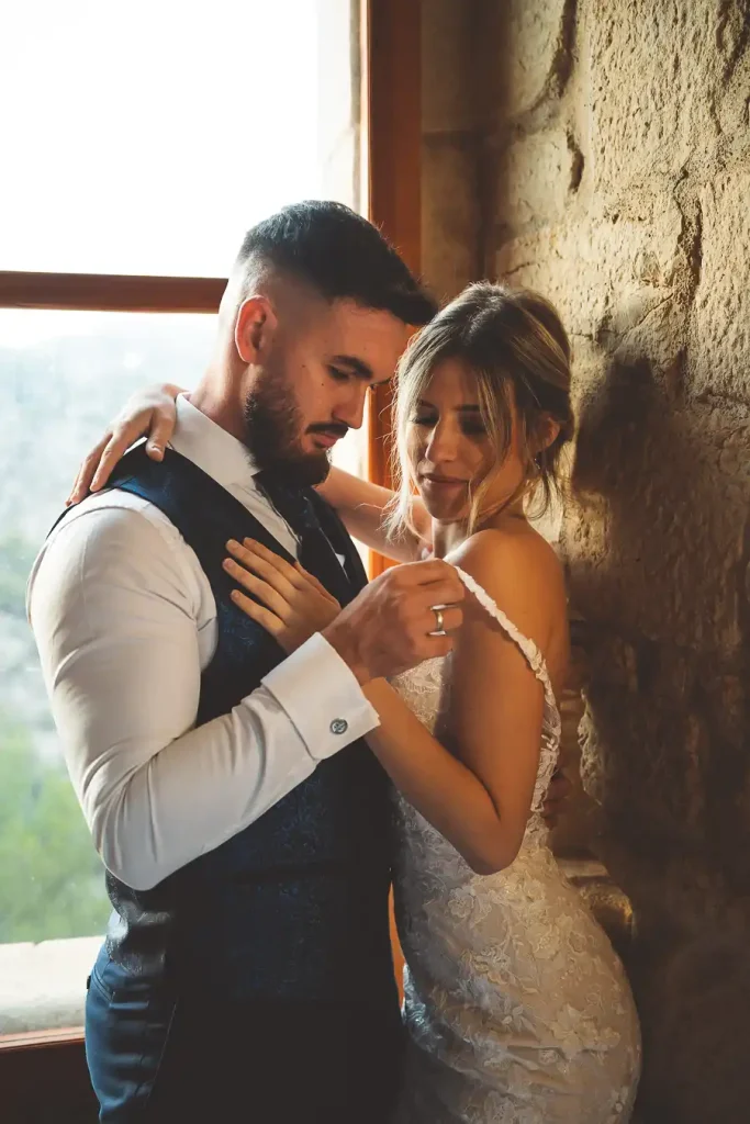 Detalle íntimo de los novios – postboda en Almería