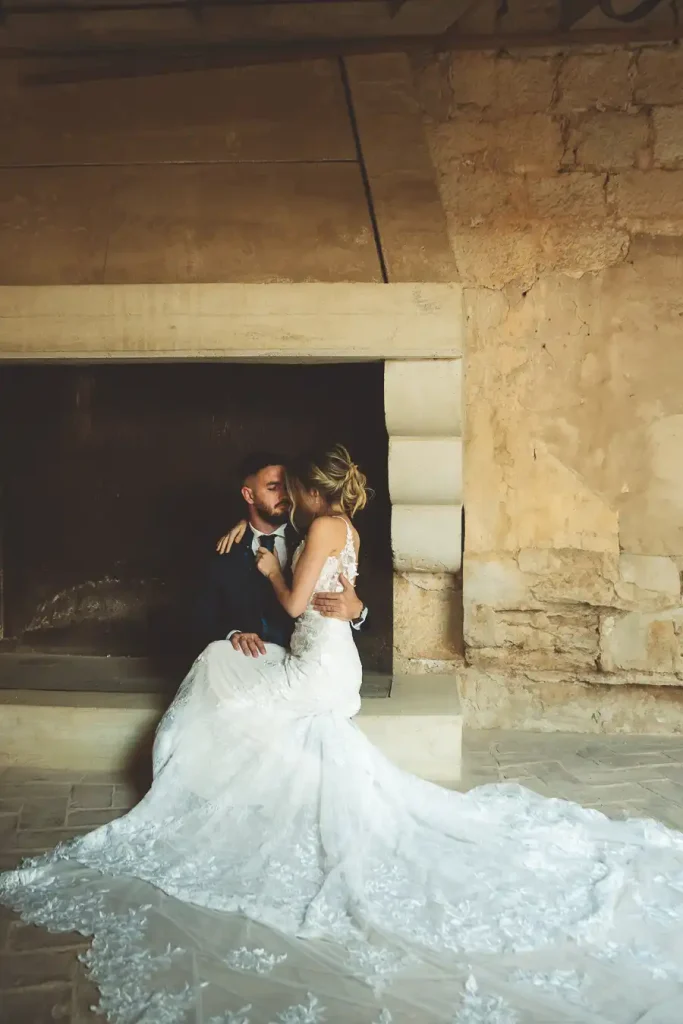 Novios sentados en escalinata – postboda en Castillo de Vélez-Blanco