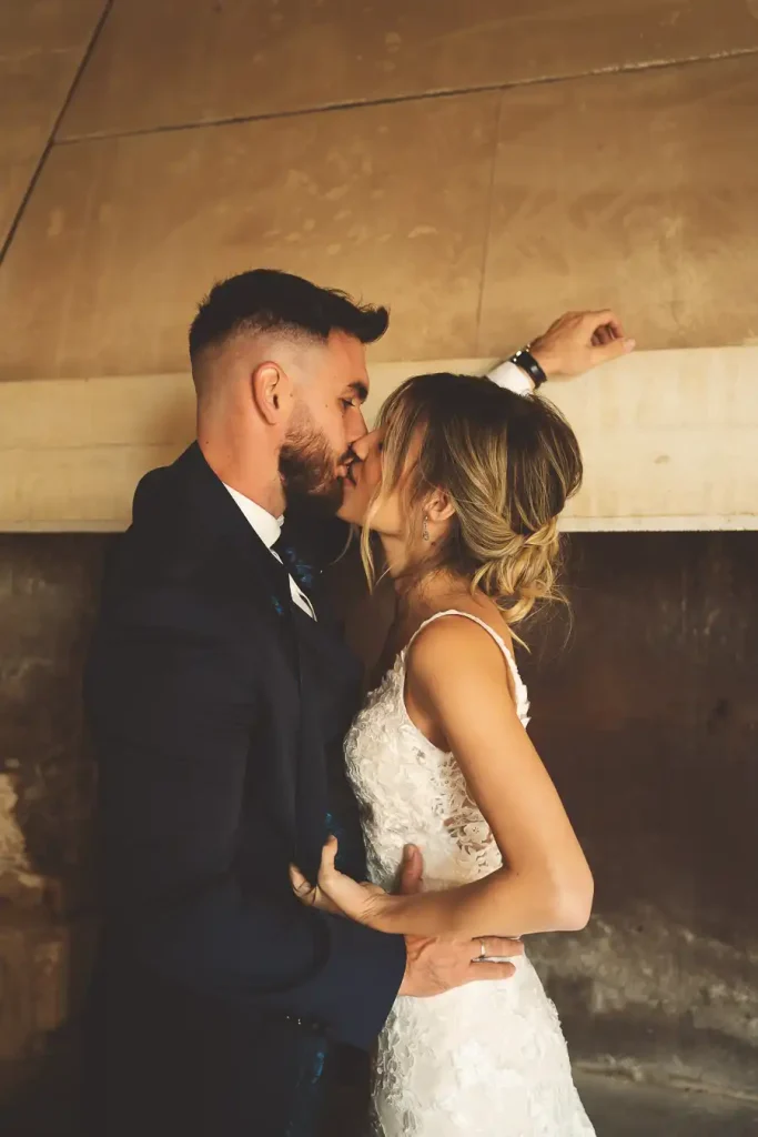 Abrazo de los novios – postboda en Vélez-Blanco