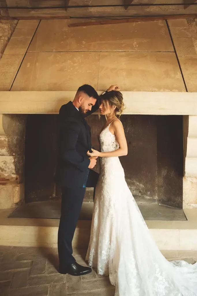 Baile romántico en sala interior – postboda en Almería