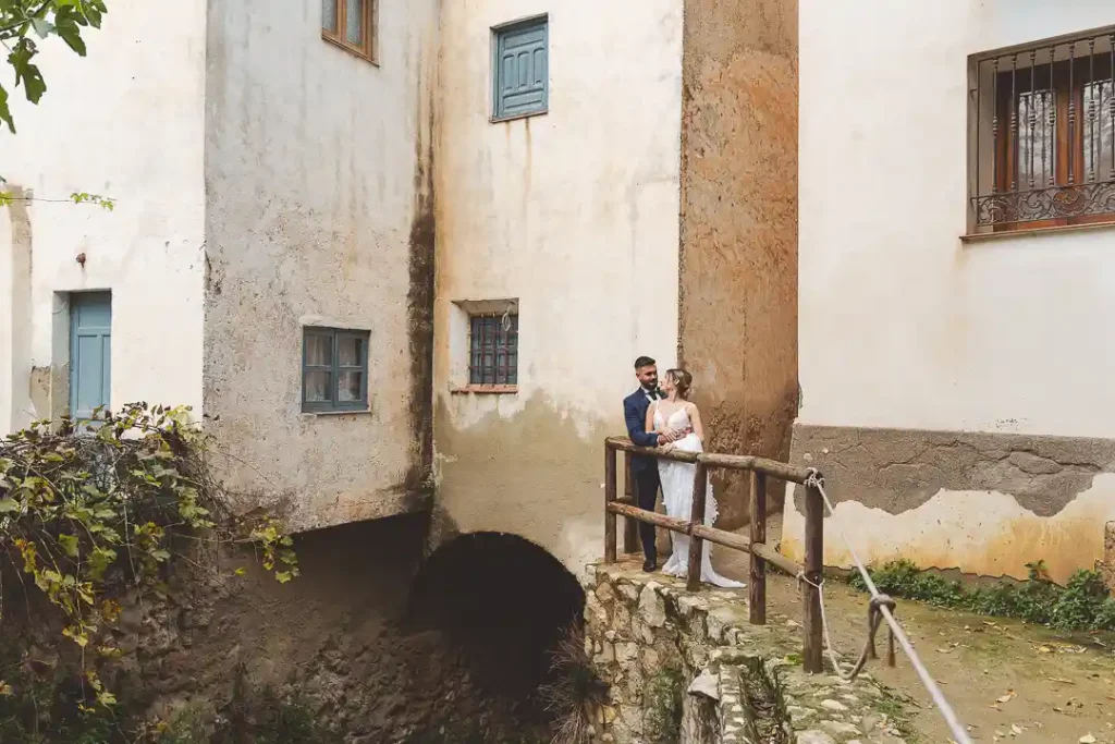 Postboda en Almería – novios en pasarela interior del castillo