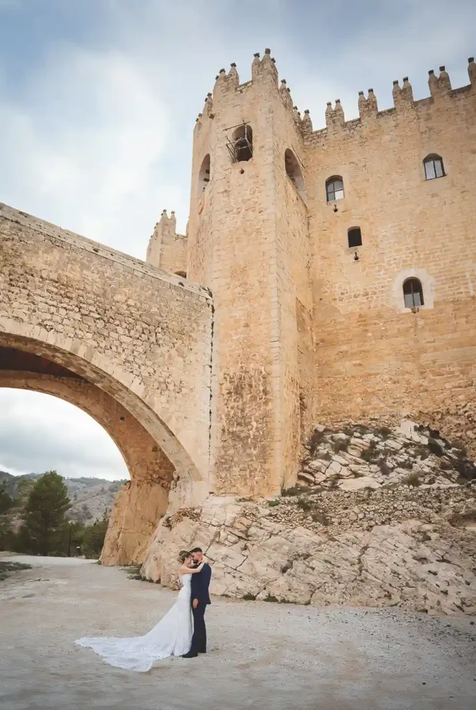 Castillo de Vélez-Blanco – sesión de postboda bajo arco histórico