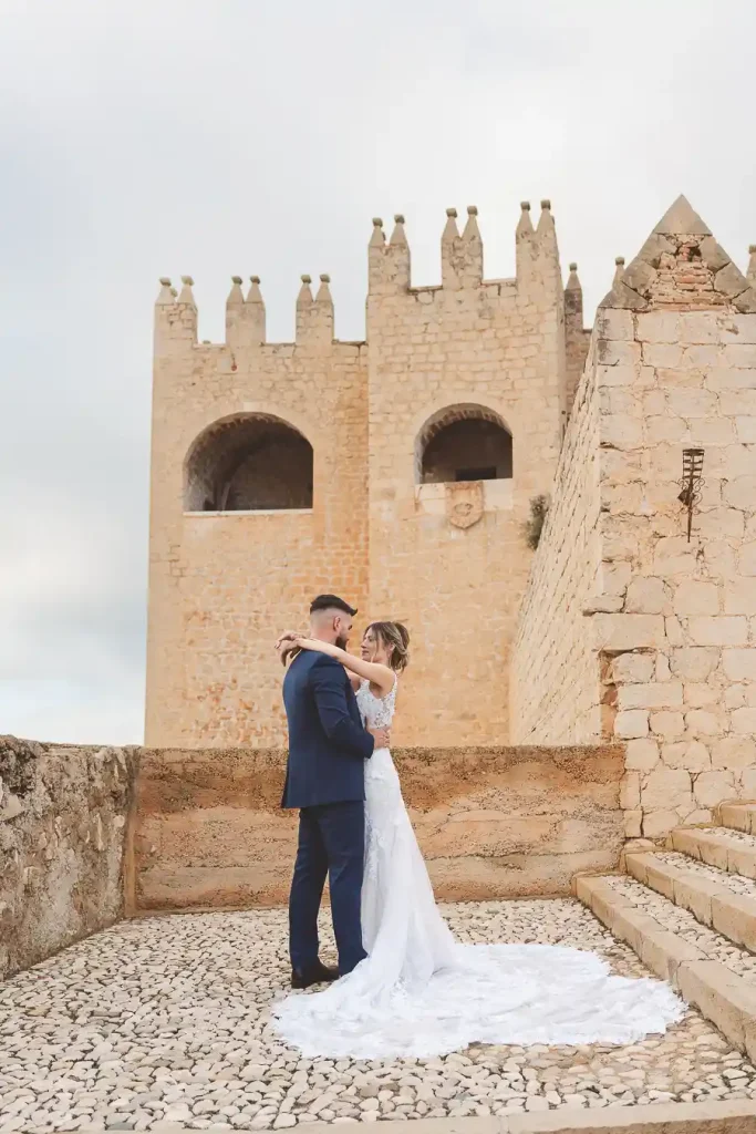 Postboda romántica en el Castillo de Vélez-Blanco – novios posando