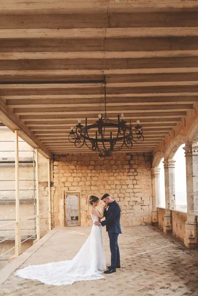 Sesión de postboda – baile de los novios en salón del castillo