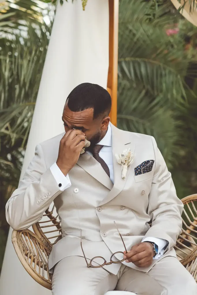 Novio emocionado durante la ceremonia