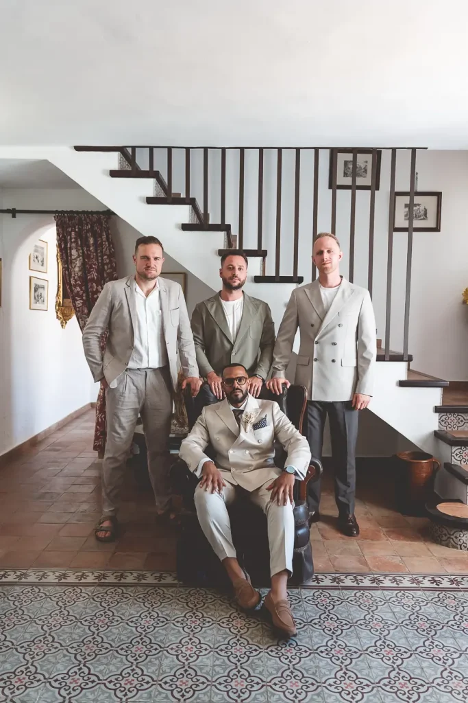 Novio con sus amigos justo ante de la boda