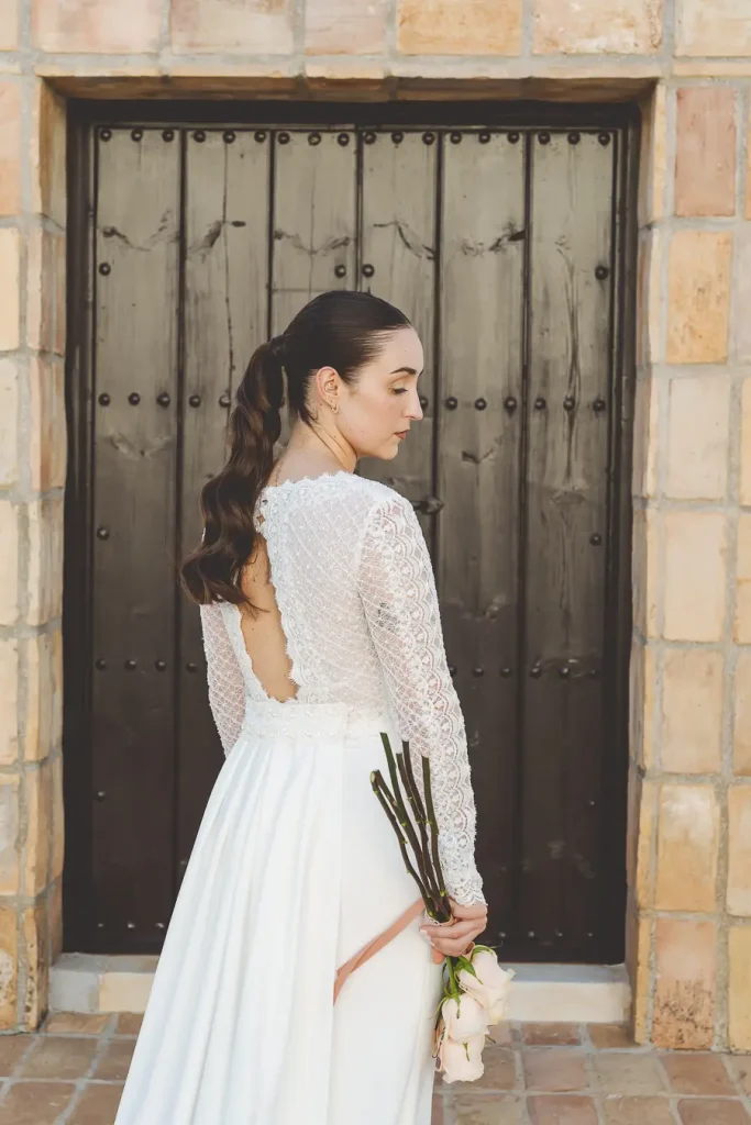 Posado de la novia justo antes de la ceremonia