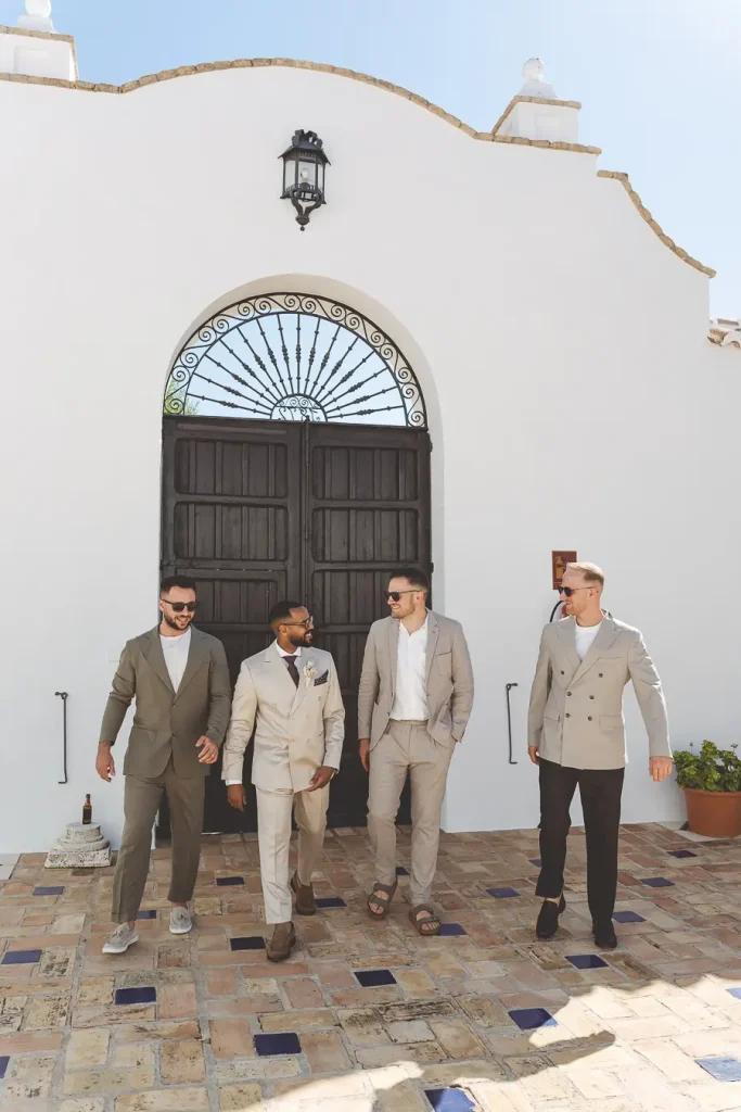 Amigos de el novio relajandolo antes de la boda