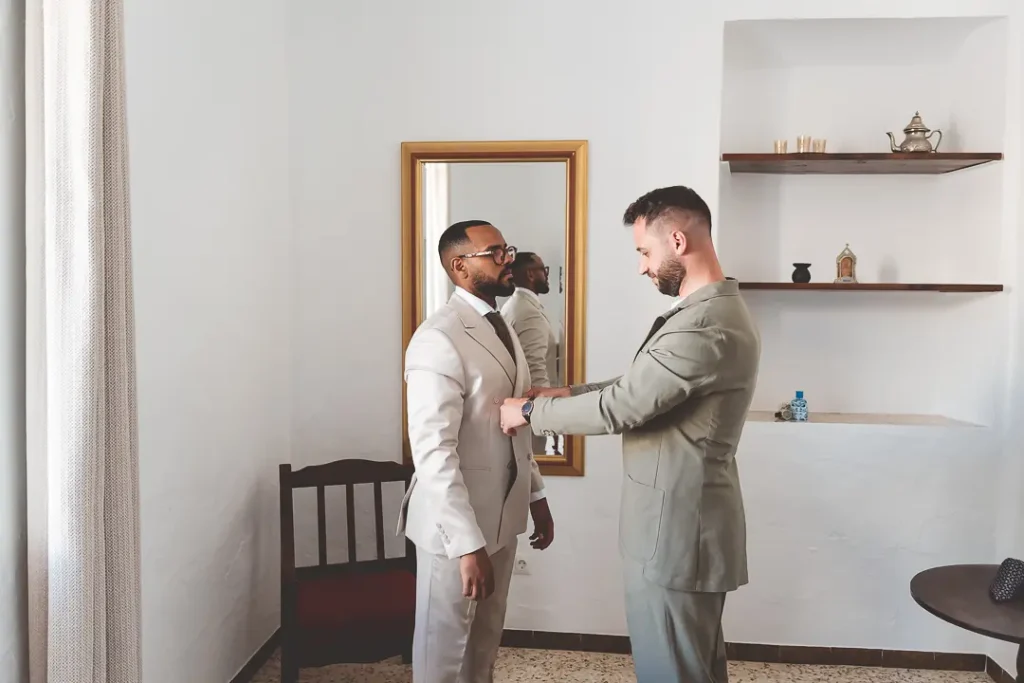 Preparativos del novio antes de la ceremonia