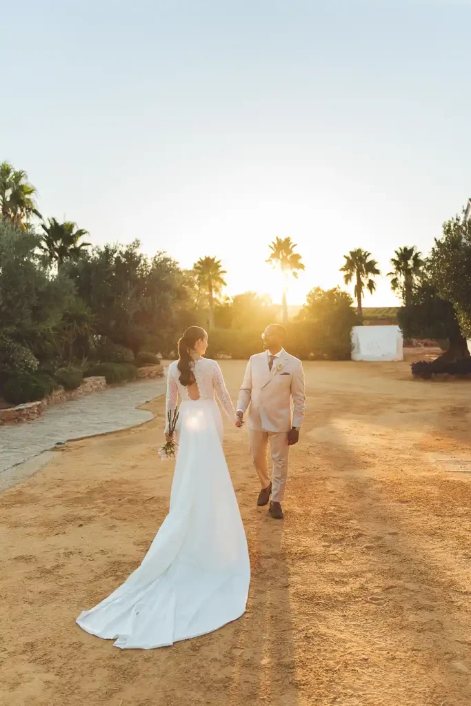 Recien casados paseando por la finca en Malaga