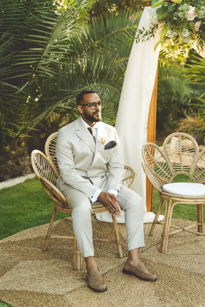 Novio esperando la llegada de la novia