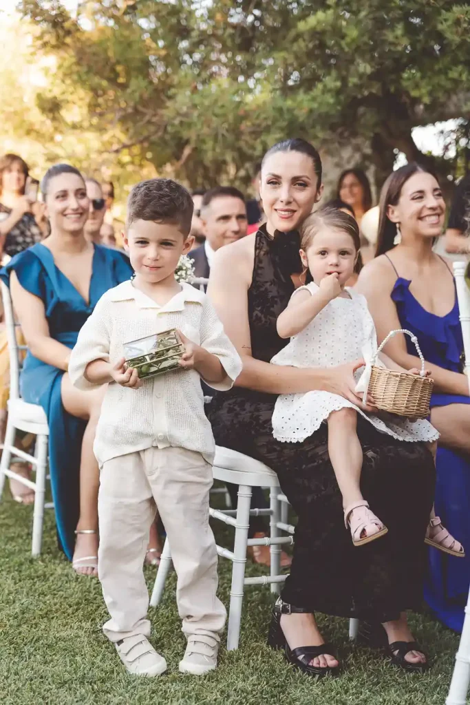 Primos pequeños de la novia llevando anillos