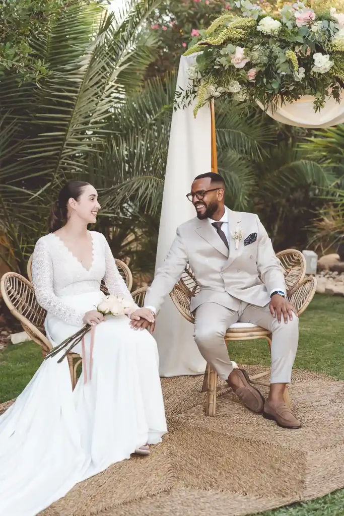 Miradas durante la ceremonia de boda entre los novios