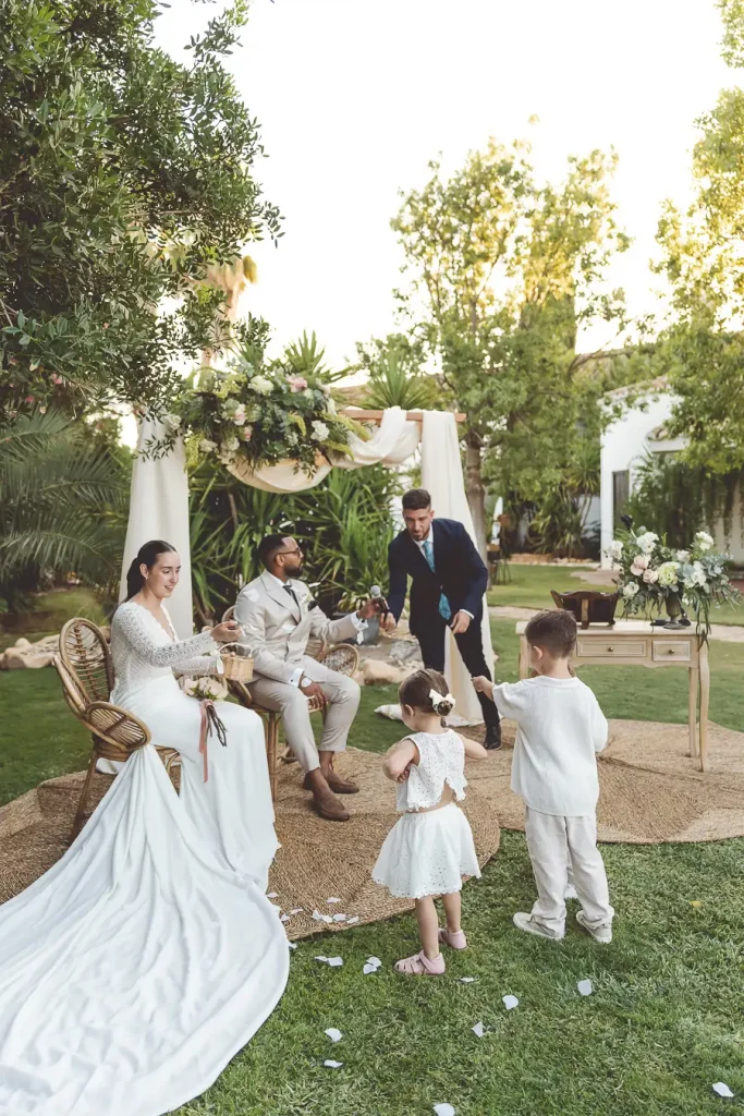 niños entregan anillos durante la ceremonia