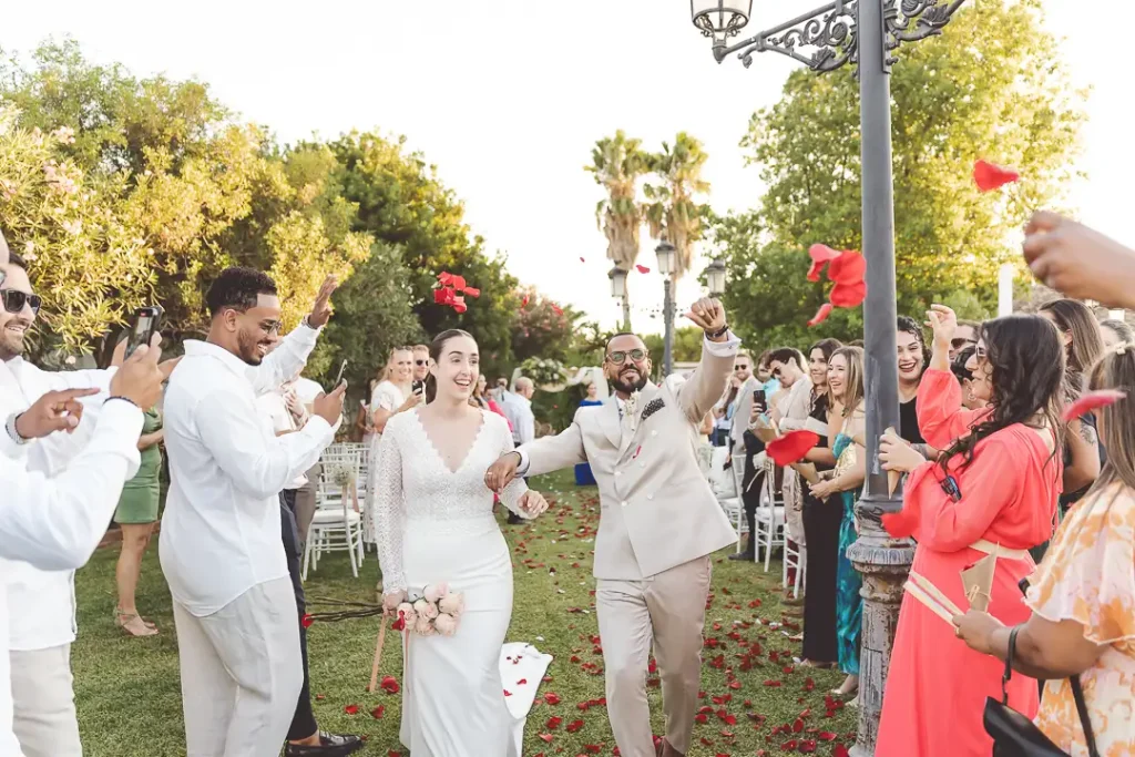 Salida de los novios entre arroz y aplausos