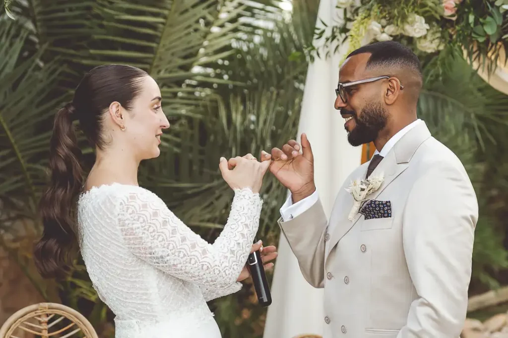 saludo durante la ceremonia de boda