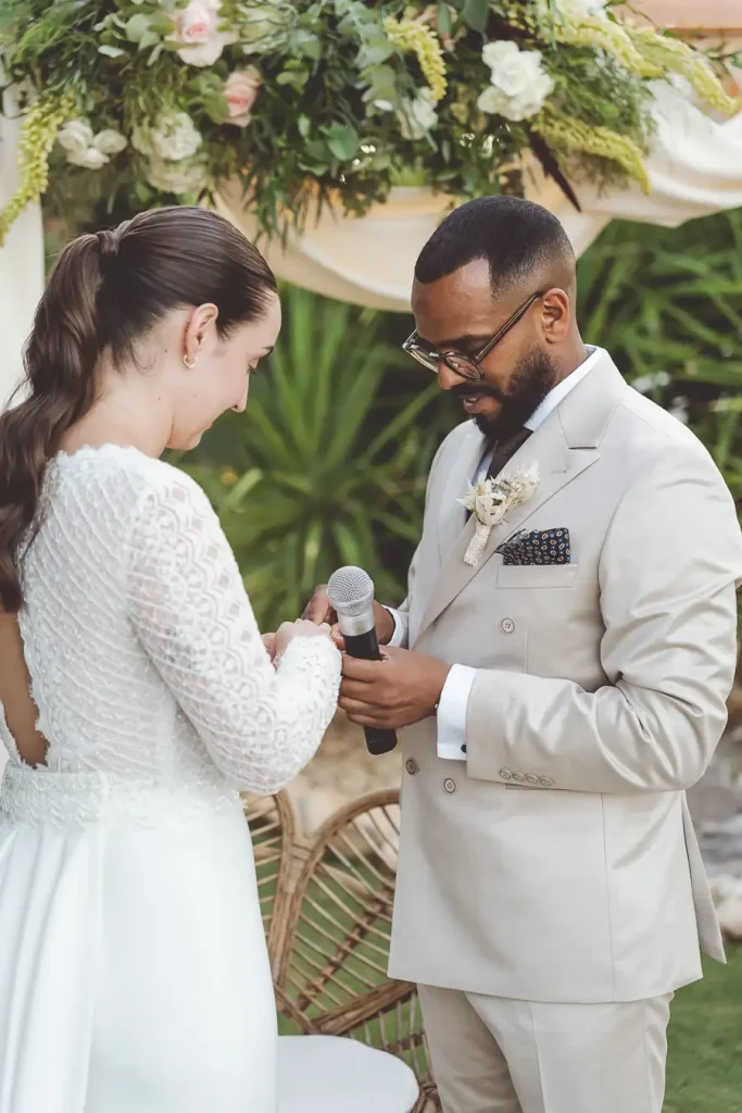 Intercambio de anillos durante la ceremonia