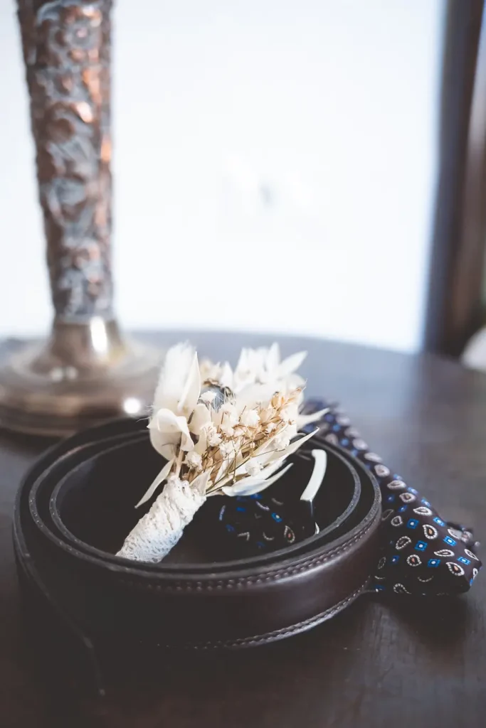 Detalles cinturon del novio y prendido