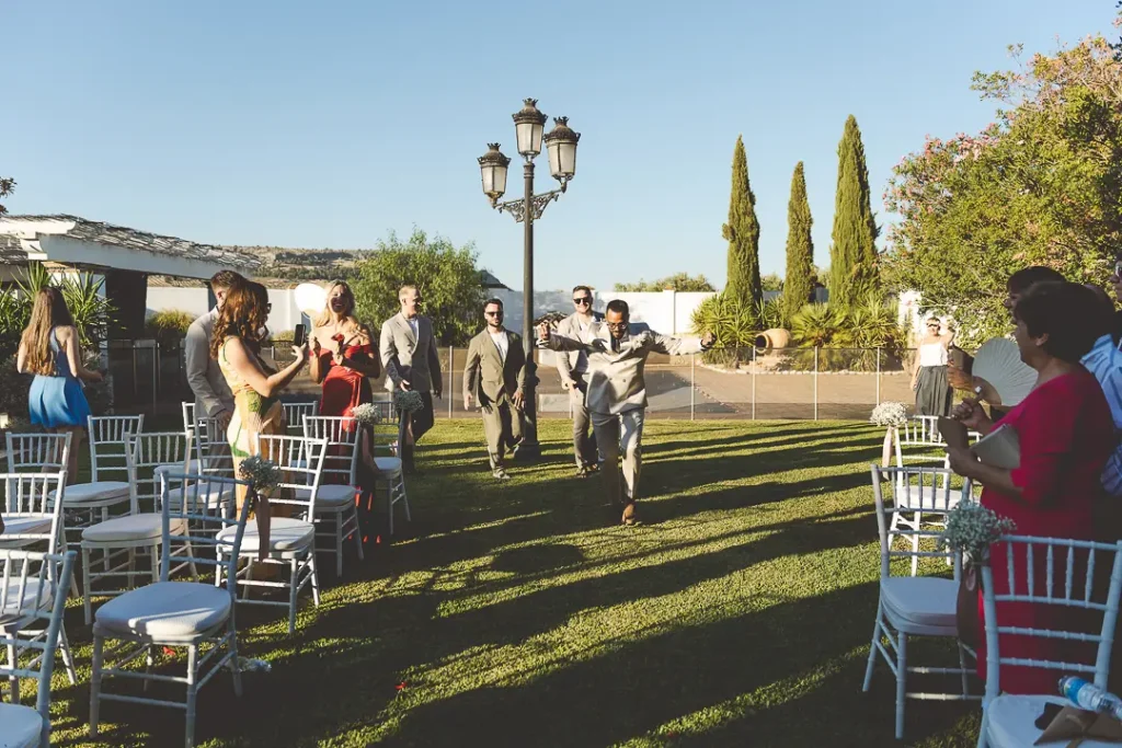 Entrada del novio bailando a la ceremonia