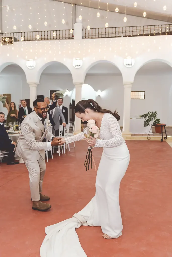 Entrada de los novios al banquete riendose