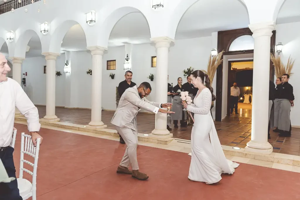 Baile a la entrada de los novios en el bnaquete