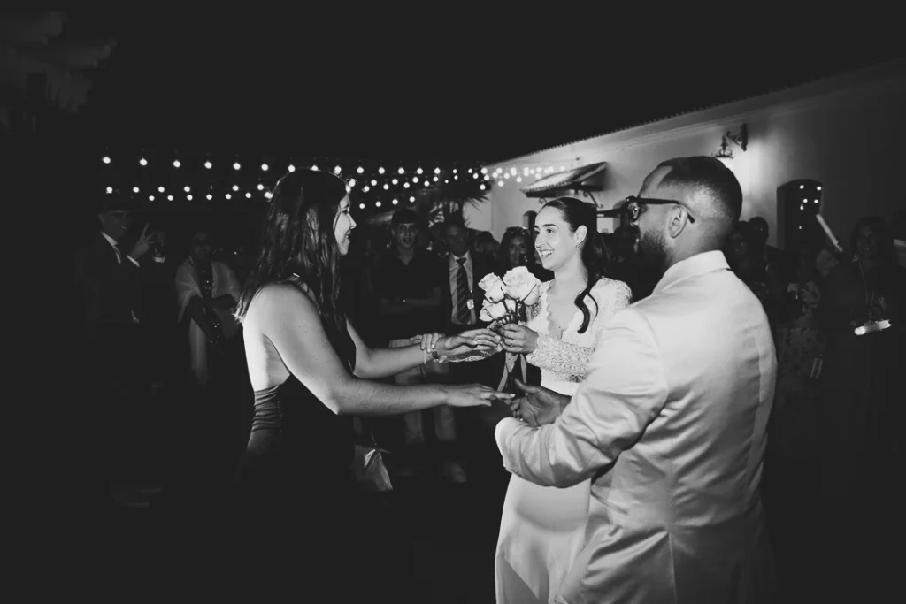 Entrega de el ramo despues de el baile de recien casados