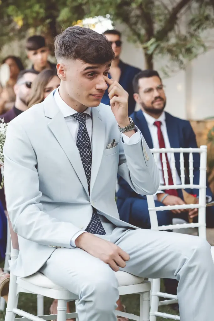 Hermano de la novia emocionado en la ceremonia