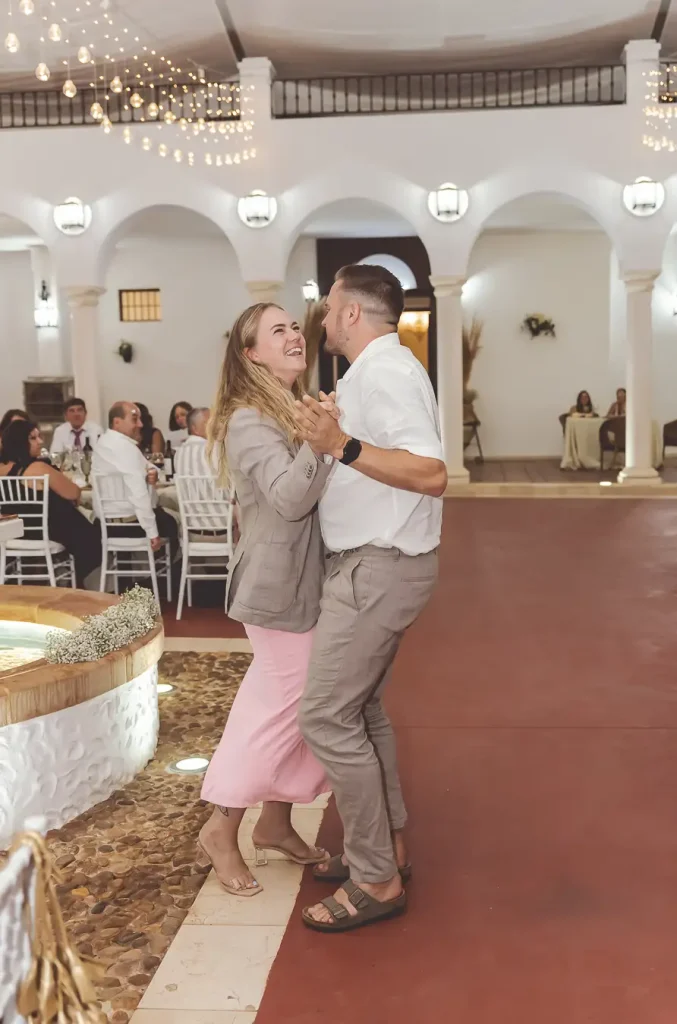 Amigos de los novios bailando