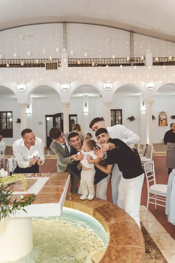 Amigos celebrando la boda de Joelle y Hani